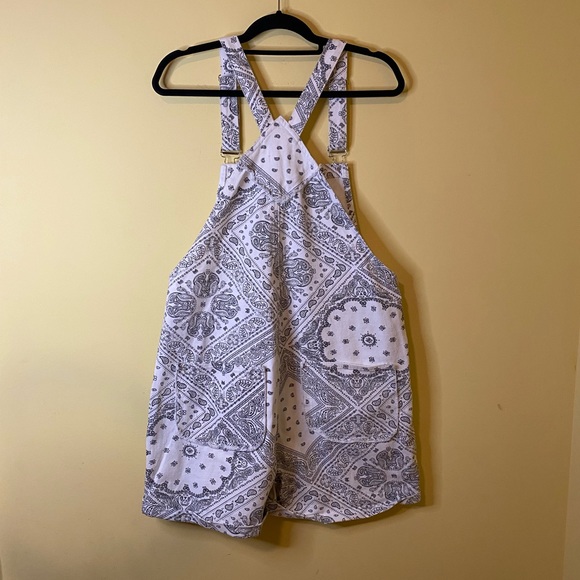 POL White and Gray Patterned Romper - Picture 10 of 12